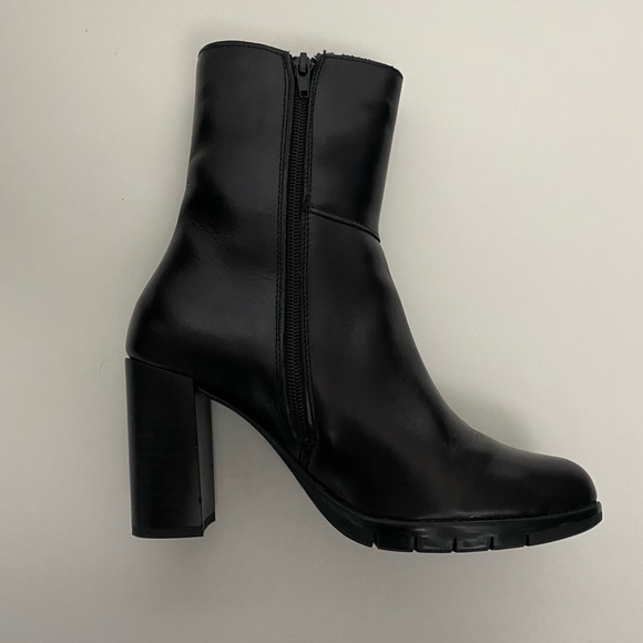 Black Leather Heeled Booties, EU 39, US 8 - Picture 2 of 5